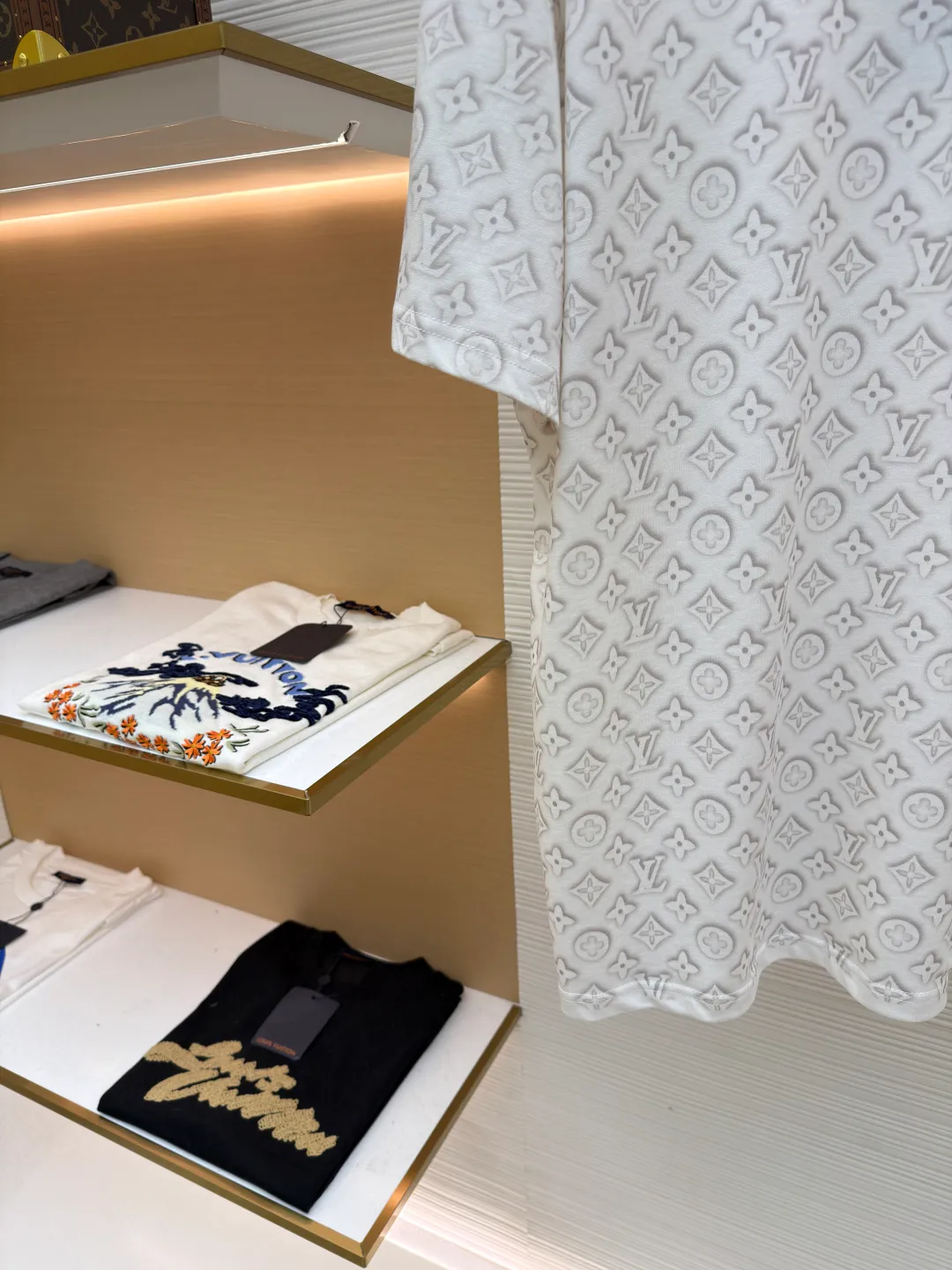 LOUIS VUITTON All-over printed presbyopic short-sleeved T-shirt ●Item No.: 1681546-A15 ●Material: 100% cotton ●Technology: Printing ●Color: White ●Version: Fitted version ●Weight: about 265 grams ●Size: The fabric has been specially treated to present a delicate concave and convex texture. Every letter and pattern is clear and three-dimensional, with a rich touch. The round neck design fits the neck line, the tailoring is neat, and the overall silhouette is simple and elegant. The jacquard process integrates the pattern and fabric through precise weaving control, which not only maintains the visual layering, but also ensures wearing comfort. The stitching on the body is even and neat, about 12 stitches per inch, ensuring a solid structure and not easily deformed. The hem and cuffs are smooth and neat, and the edges are clean and neat, reflecting the exquisite craftsmanship of clothing. The overall design is low-key yet luxurious, combining classic presbyopic elements with modern tailoring, which is not only suitable for daily wear, but also demonstrates quality and taste in the details. The overall wiring is straight and delicate, the fabric is comfortable and soft, and the color is consistent without color difference. It can be matched with the same style to create a fashionable look and control various occasions. Customized accessories, complete with three standards, same style for men and women!